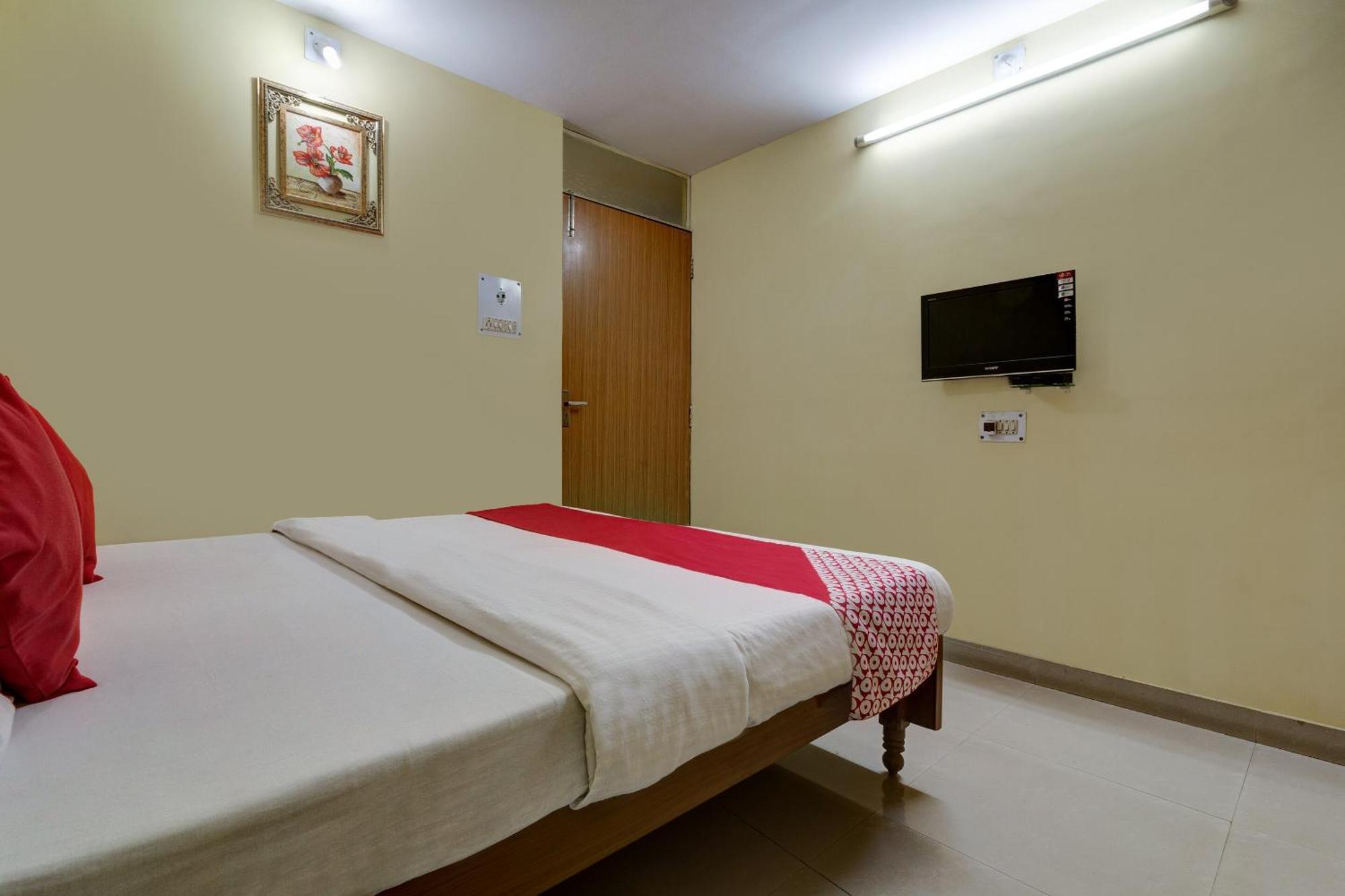 OYO 4283 Hotel Satguru Jamshedpur Buitenkant foto